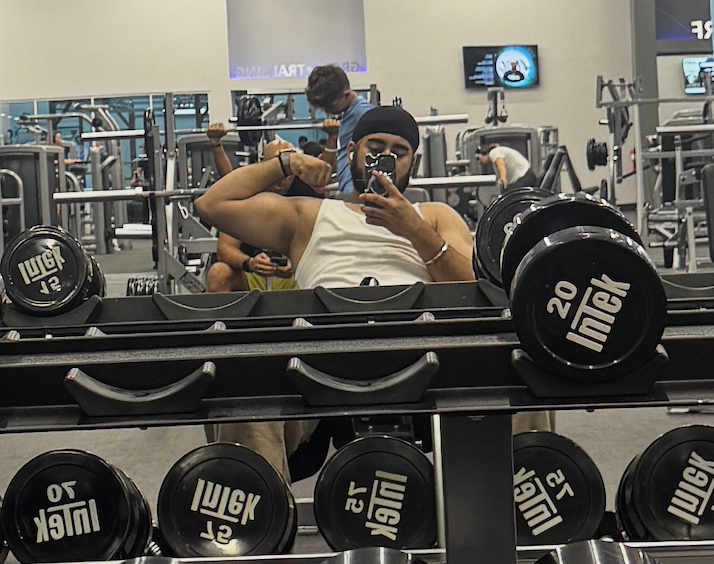 Gym mirror flex photo
