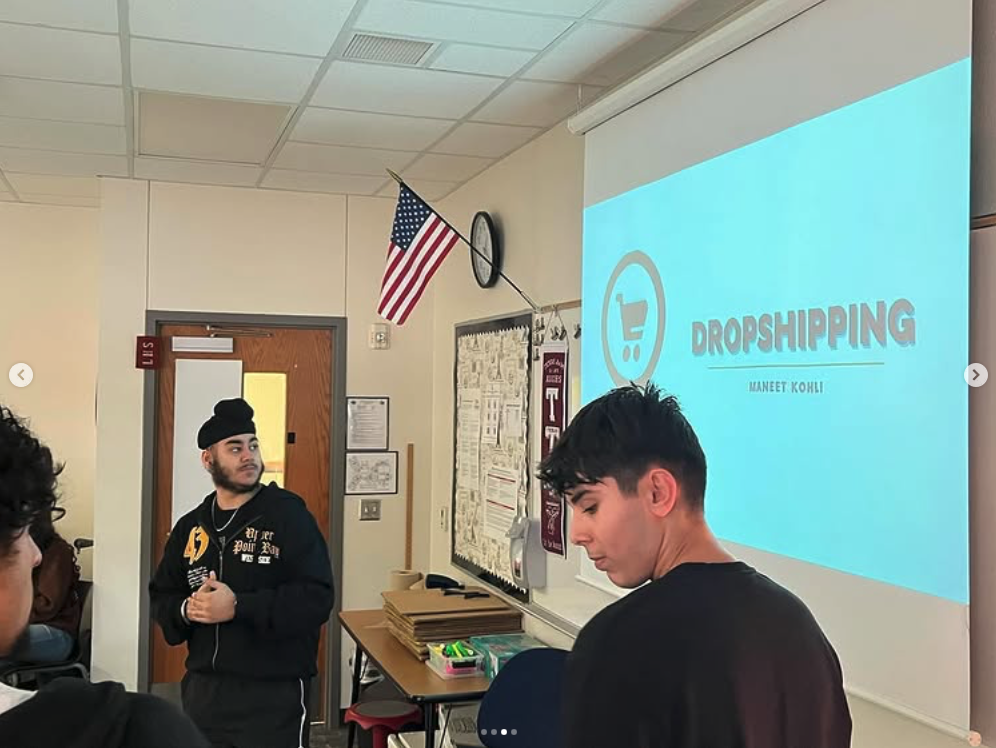 Presenting the dropshipping session during Side Hustle Club